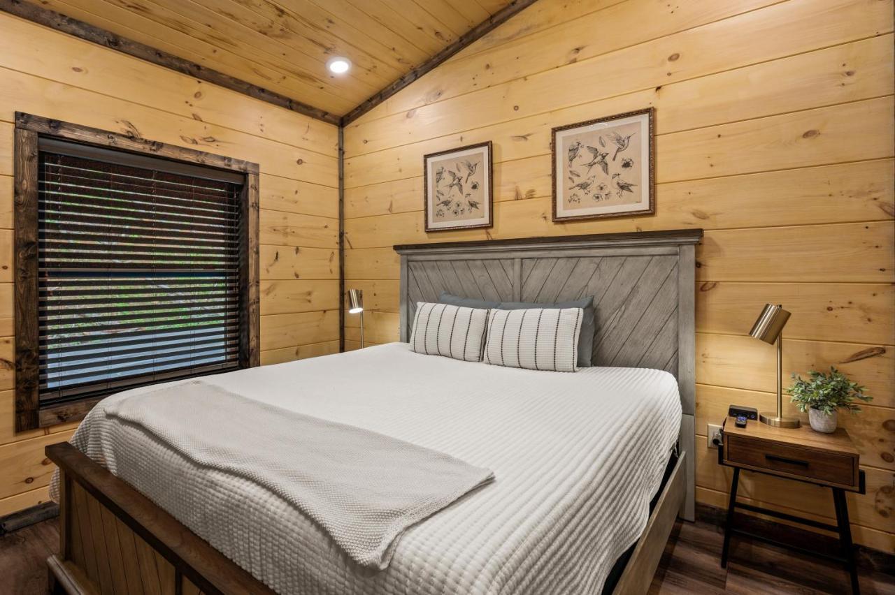 New Cozy Mountain Cabin Hot Tub Near Downtown Gatlinburg Bagian luar foto