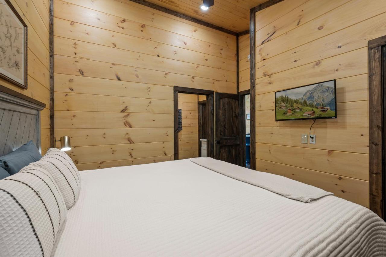 New Cozy Mountain Cabin Hot Tub Near Downtown Gatlinburg Bagian luar foto
