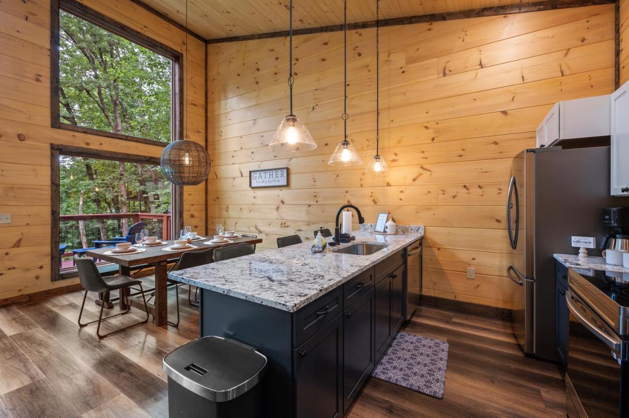 New Cozy Mountain Cabin Hot Tub Near Downtown Gatlinburg Bagian luar foto