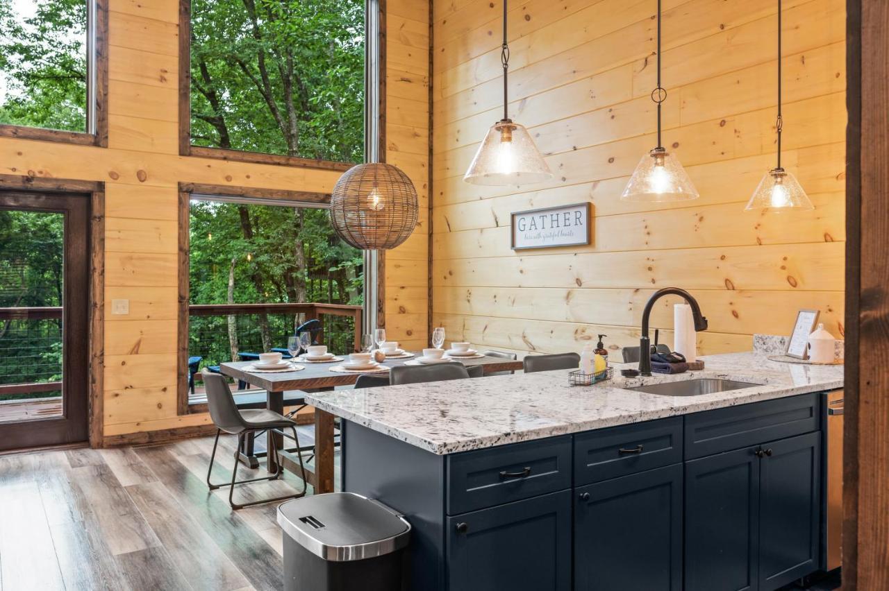 New Cozy Mountain Cabin Hot Tub Near Downtown Gatlinburg Bagian luar foto