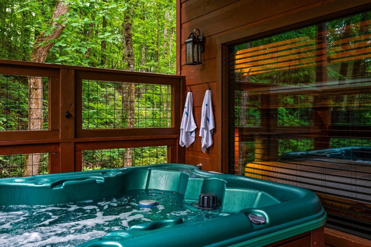 New Cozy Mountain Cabin Hot Tub Near Downtown Gatlinburg Bagian luar foto
